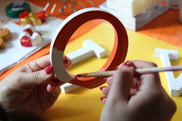 Quelles activités de bricolage simples sont bénéfiques pour les seniors souhaitant améliorer leur motricité ?